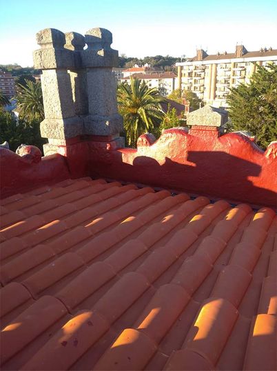 Tejados y Canalones J. Martínez techo y día soleado